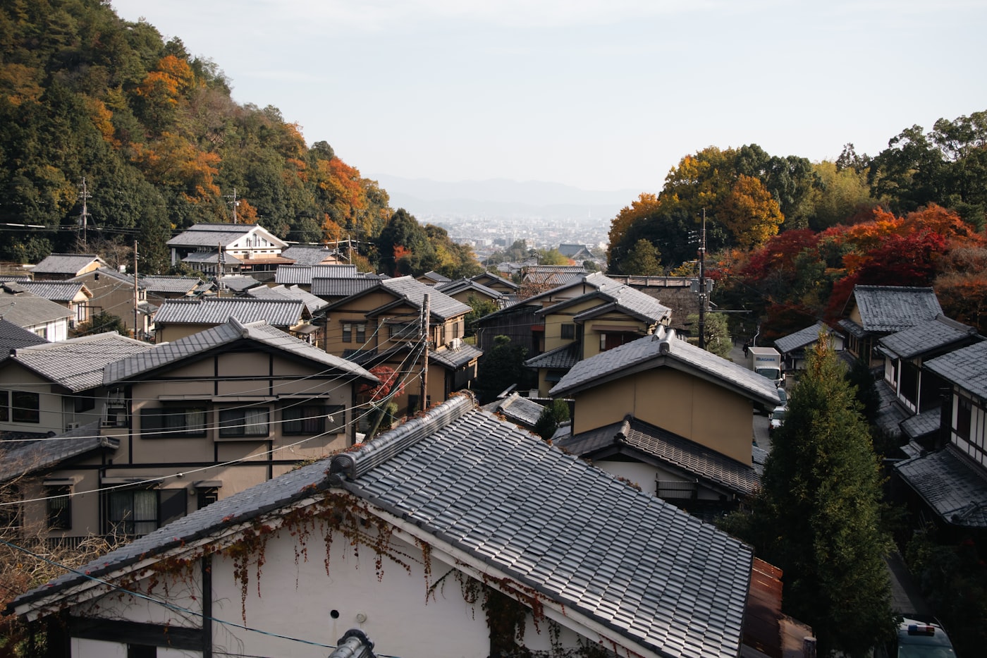 瀬戸内の海辺の町並みと、移住先の暮らしのイメージ